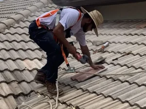 Roofer-cutting-tile-roofing.jpeg-1024x768